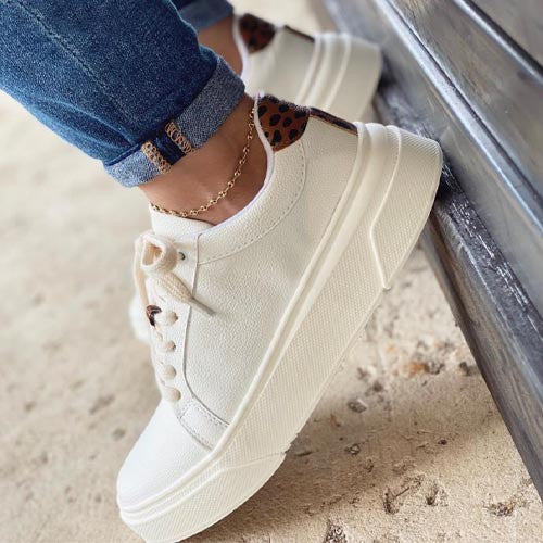 Lightweight lace up sneaker Canvas with Polkadots